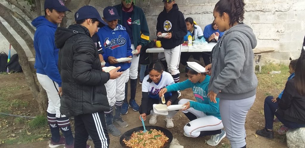 AAlgodoneritos's tweet photo. ¡Regalamos una sonrisa! 😊
Junto al equipo de sóftbol de #LaLoma #Durango realizamos un juguetón navideño.
En un encuentro amistoso, recolectamos juguetes que serán un lindo regalo de navidad para los niños de esta comunidad.
¡Gracias por su apoyo! https://t.co/3L4paHZavz