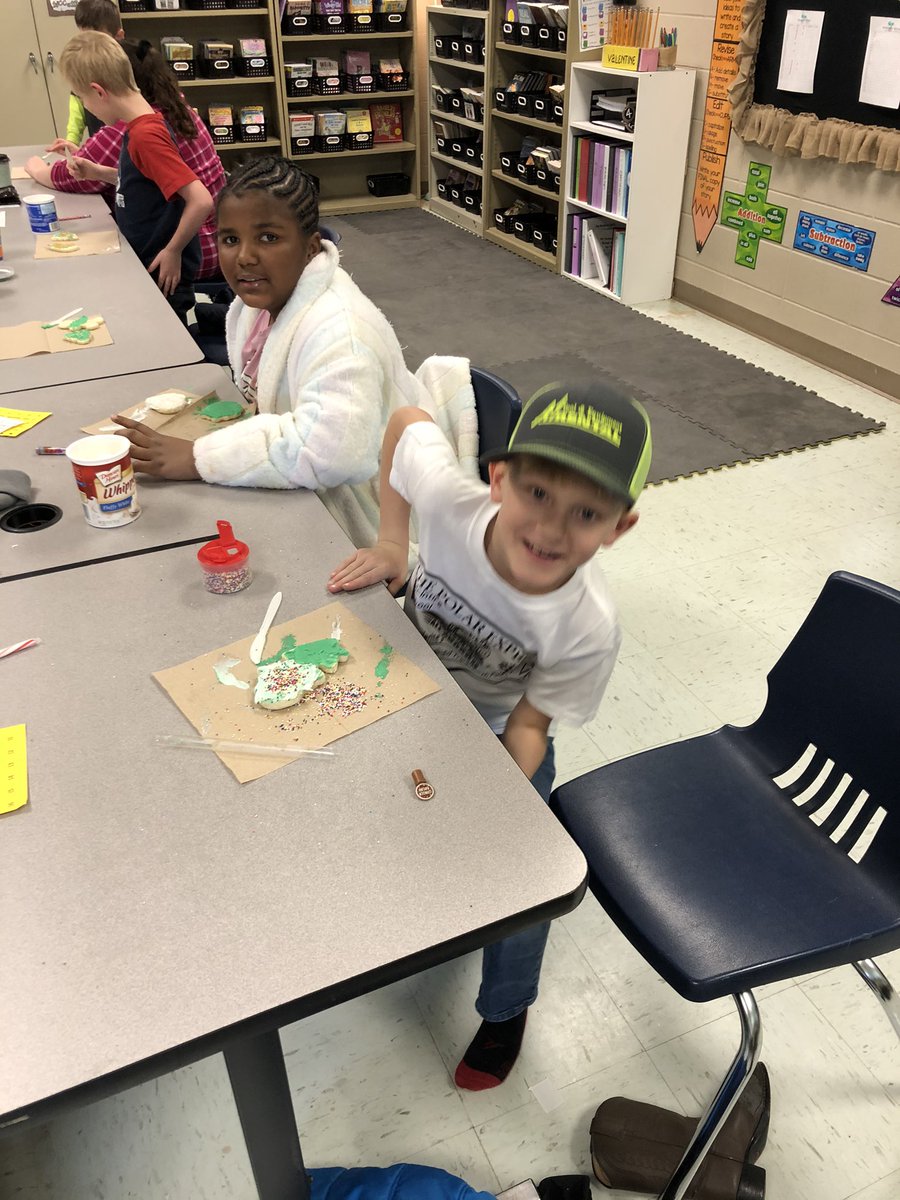 Valentine_3rdGr's tweet photo. Decorating our yummy sugar cookies @McIntireElem https://t.co/lkPvt2zA8S