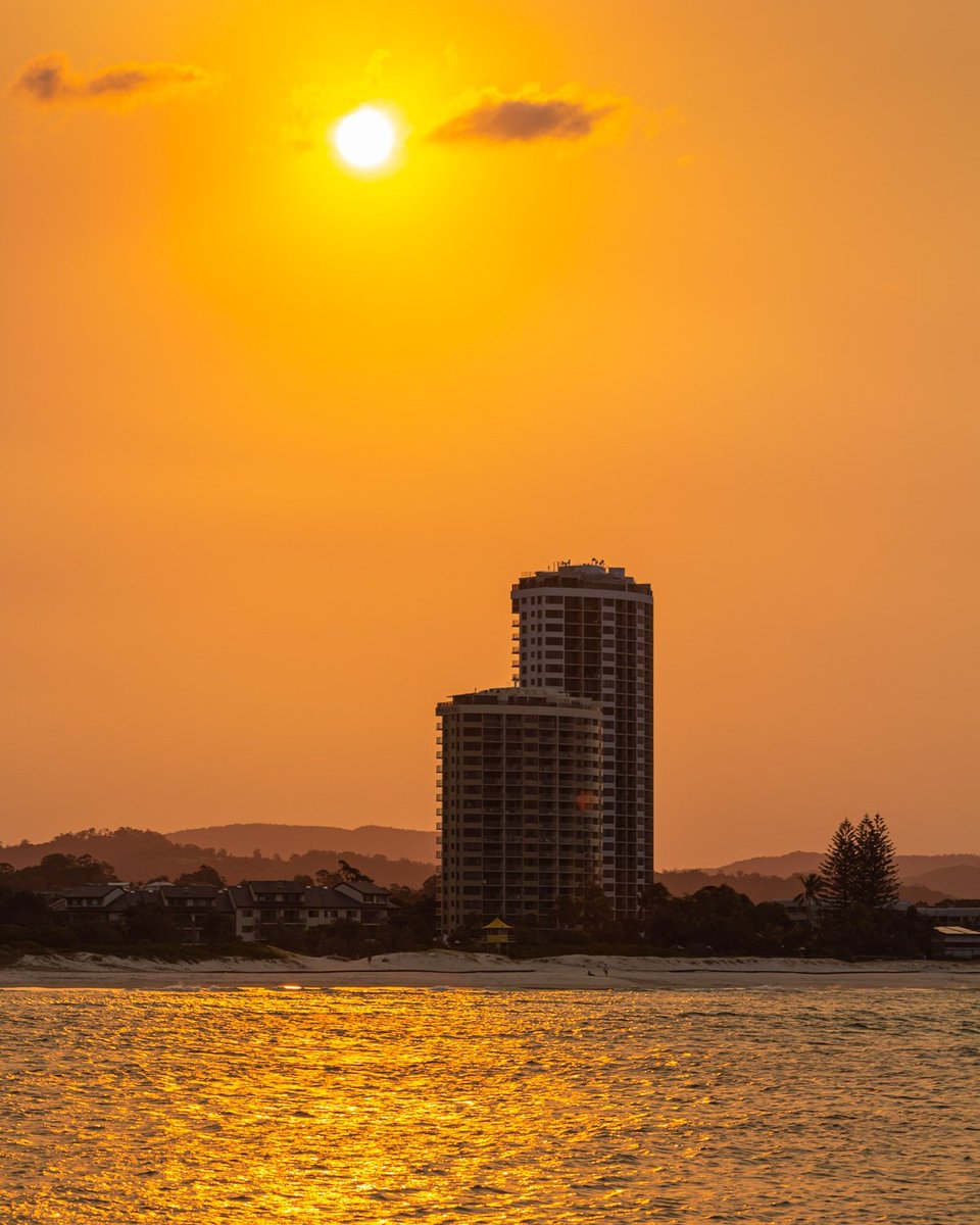 Currumbin Alley sunset. #sunset_pics #goldcoast #queensland  #australia #canon_photos #sunset_vision #sunsetlovers #worldsunsetchallenge #world_bestsky #exclusive_sky #sunsetalicious #sunsetoftheday #currumbinalley #sunrise_sunset_aroundworld #sunrise_sunset