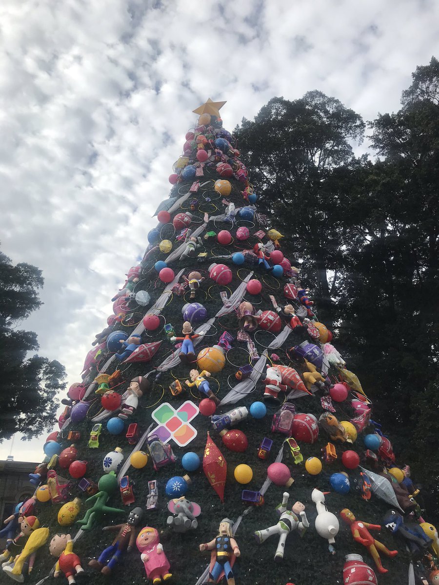 alg_87's tweet image. Arbolote de Navidad en el zócalo de la ciudad de Oaxaca, México 😊