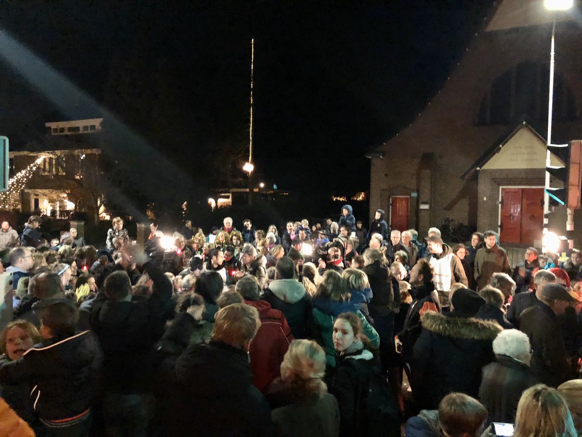 YYolaH's tweet image. Trots op mijn dorp #DeSteeg. Ruim €6.000,00 ingezameld voor @SeriousRequest   En overhandigd aan de lopers toen ze door ons dorp kwamen. #sponsorloop #bsDeLappendeken #ramenlappenvoorhetgoededoel #onderdelinde #kerstmarkt