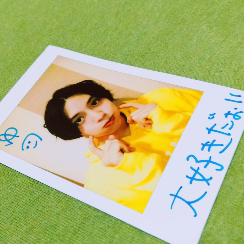 hare_suta's tweet photo. 【ハレスタ公式Twitter Xmas企画】
VOYZ BOYの #小松ゆう の、サイン入りチェキのプレゼント🎅🏼🎵

@hare_sutaをフォローしてこの投稿をRTしてくれた方に抽選でプレゼント🎄

抽選〆切：12/25（��）中
※当選連絡は2020年1/14-17の間、DMにて当選者へのみ連絡します https://t.co/ovpMfSCwdO