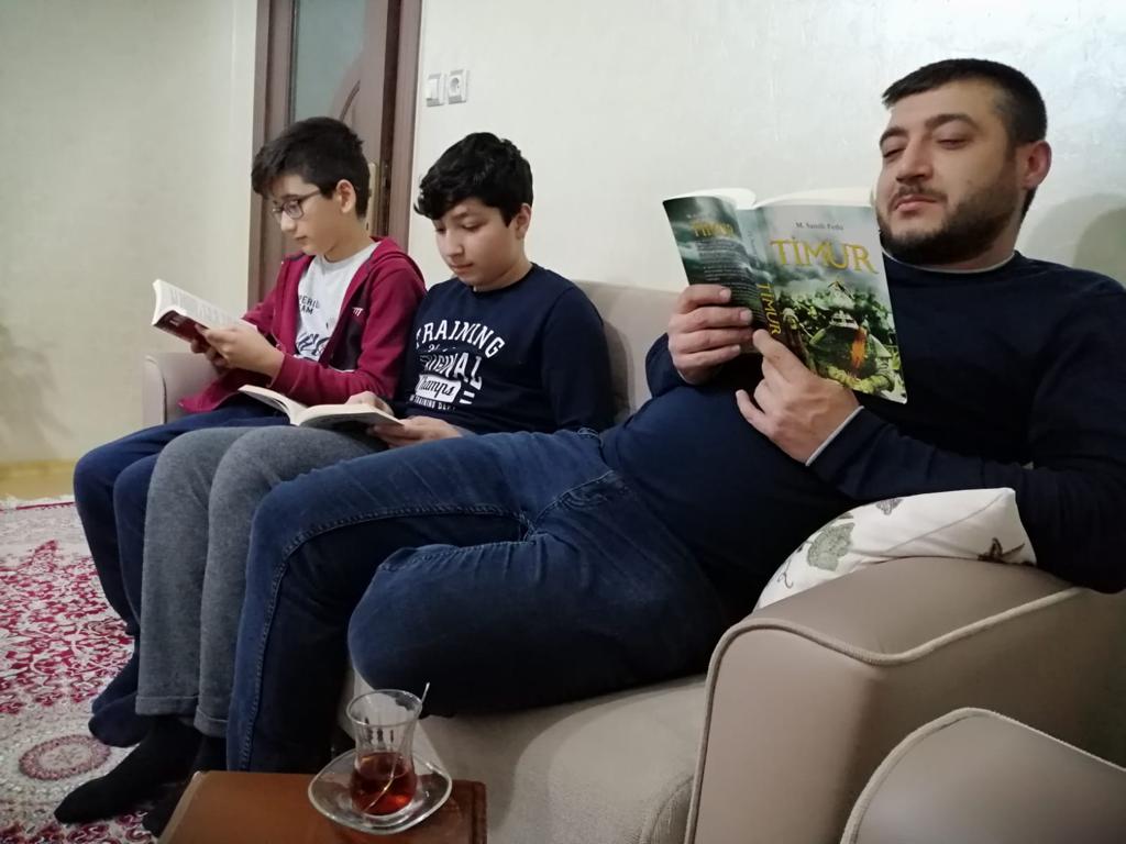 En uzun gecede hepimiz kitap okuyoruz
#benokuyorumgaziantepokuyor 
#Gaziantepokuyor
#adnaninaniciokuyor
@ali_tiryakiog <a href="/yagcimehmet27/">Mehmet YAĞCI</a>
@hmzaydg <a href="/SehitkamilMEM/">Şehitkamil İlçe Milli Eğitim Müdürlüğü</a>