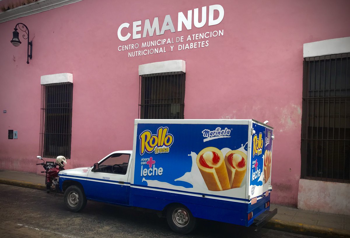 SBarquera's tweet photo. Atrás uno de los centros emblemáticos de atención a la #salud del país: el #CEMANUD; adelante una de las causas emblemáticas de #diabetes en el país #comidachatarra
Tenemos que luchar por ambientes más saludables
#ObesidadSeriamente https://t.co/SOdjmuI9AV