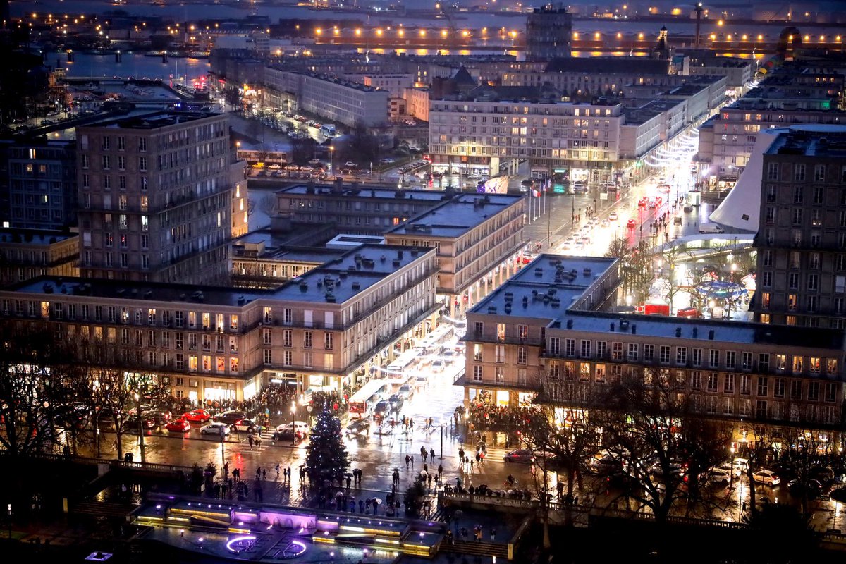 Plein les yeux !
Retour en images sur le merveilleux spectacle "pyromélodique" réalisé sur la face de de l'Hôtel de Ville.
Cette fois c'est sûr, la magie de Noël est bien là !

©Philippe Bréard