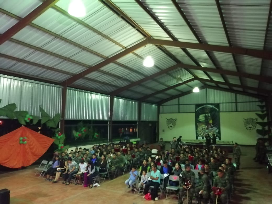 BEOSelva's tweet photo. Soldados Selva recibieron posada navideña de la Parroquia "Nuestra Señora de Guadalupe, La Libertad #Petén, como parte de las actividades de fin de año y mantenimiento de la moral del personal. La #CentinelasDeLaSelvaPetenera https://t.co/Wbzq6cSNdp