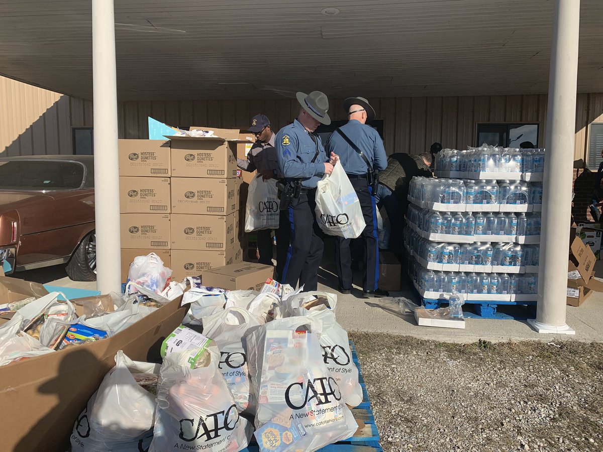 MSHPRecruiting's tweet image. Serving our communities together.  @MSHPTrooperGHQ @MSHPTrooperE #communityoutreach #ChristmasSpirit