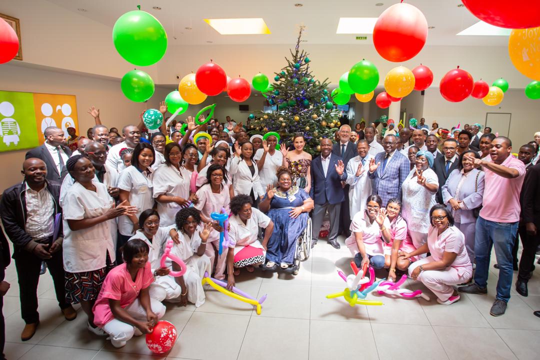 Que L’émotion était forte et la matinée belle en redonnant le sourire à tous ces enfants en compagnie du <a href="/PresidentABO/">Ali Bongo Ondimba</a> . En cette période de Noël, chérissons encore plus nos proches et offrons leur le plus beau des cadeaux: la sincérité de cœur. #Gabon #ILoveGabon #LoveFamily