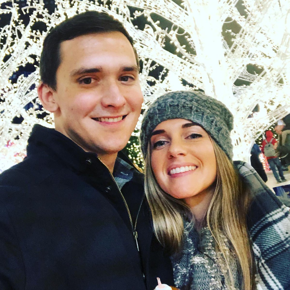 AbsoluteHxH's tweet photo. Enchanted Christmas Seattle! ⭐️❄️☃️🎄⛸❤️ @GearsMasterTV https://t.co/PpvIHt4y03