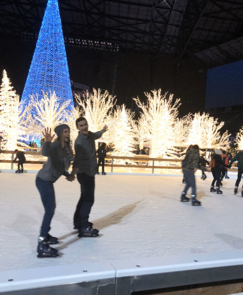 AbsoluteHxH's tweet photo. Enchanted Christmas Seattle! ⭐️❄️☃️🎄⛸❤️ @GearsMasterTV https://t.co/PpvIHt4y03