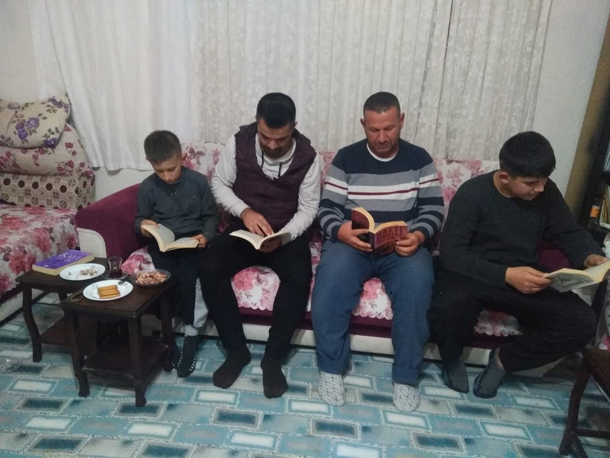 OzgurSaml's tweet photo. 21 Aralık en uzun geceyi okuyarak aydınlatıyoruz#benokuyorumgaziantepokuyor#Karacaburç ilk-orta okulu#@gul_davut@yagcimehmet27@ziyaselçuk https://t.co/tXoaUiAshw