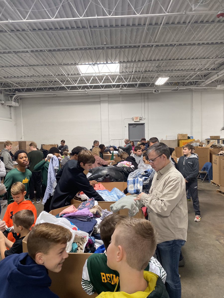 SycamoreAvesMBB's tweet photo. Great morning @M25M_org!!! Entire program effort of HS, JH, and SAC Players giving back to the community! @AvesAthletics @SycamoreSchools #RaiseTheStandard #MoreThanBasketball https://t.co/oIhdXh1Lqc