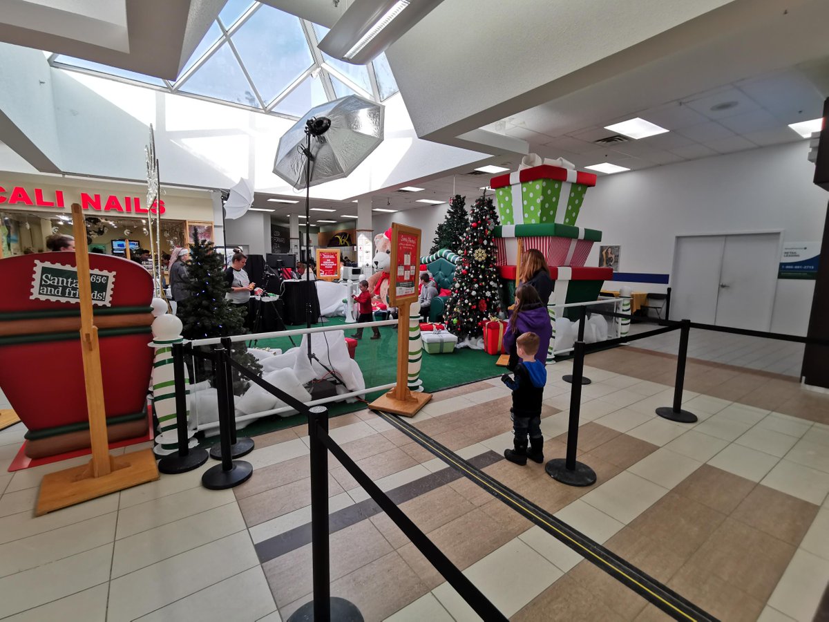 IanGMcIntosh's tweet photo. There is NO LINE at the #OrilliaSquareSanta booth today at 1pm. Stop in any time today to get your photo and avoid the lines in Barrie

#simcoesanta #orilliasanta #santaphotos #orillia https://t.co/mNzNuHQ4iE