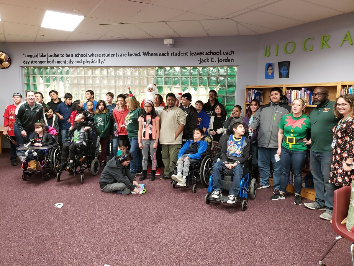MsHallScience's tweet image. What a great week before break.  Saw the Nutcracker with dance,  attended and gifted some great kids at ALE party,  and choir carolers filled the gym with their voices. @JordanNISD @FultonOfMath @Kirsten09103907 #RomerosRegulators #jordanMSlegends