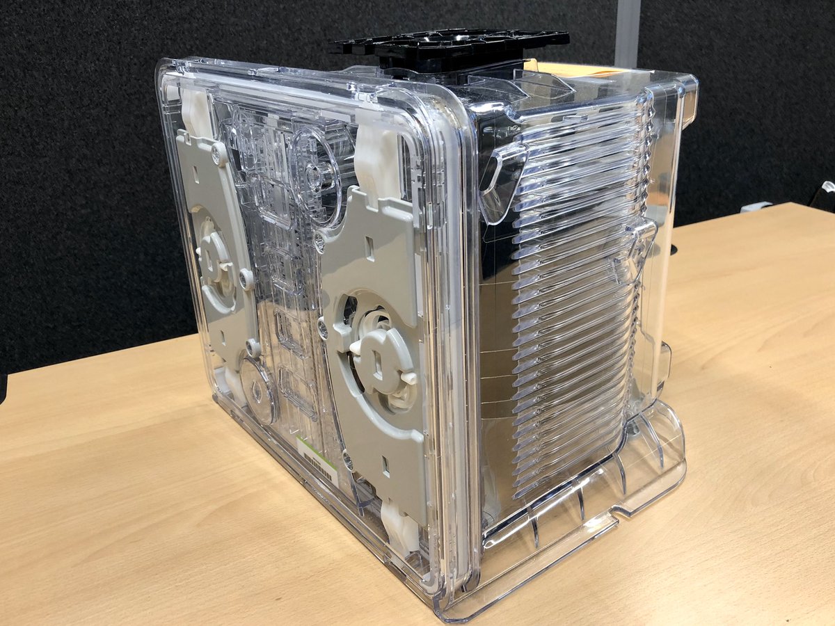 Eppo van der Plas on Twitter: "FOUP, Front Opening Universal Pod. Used for intra fab wafer logistics. Can contain up to 25 300mm wafers and represents tremendous value. That's why they are