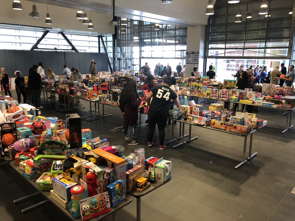 AyubBill's tweet photo. Dozens of elves working to give some of the community’s most needy a joyous holiday season #Volunteering @VENTURASHERIFF https://t.co/HMK5dNxucq