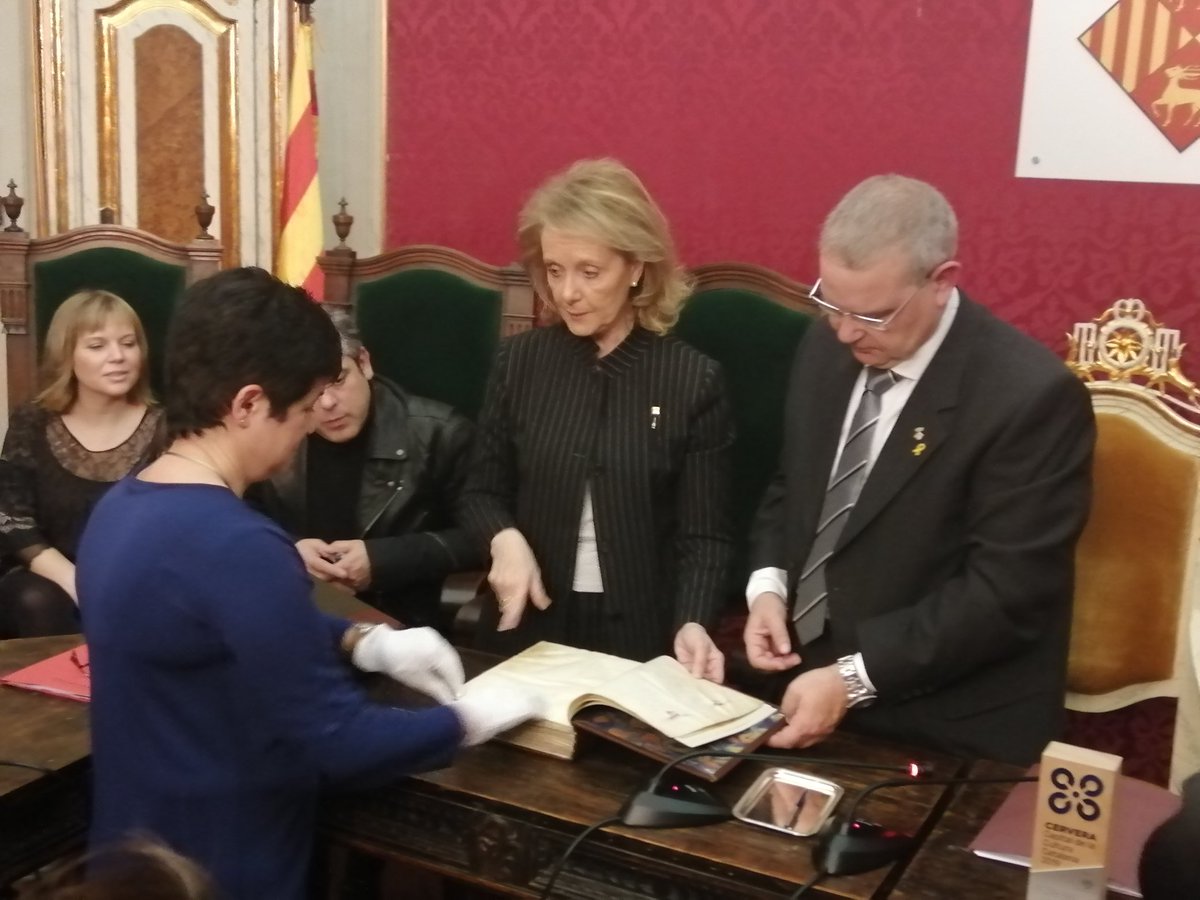 La consellera de <a href="/cultura_cat/">Cultura</a>, <a href="/MVilallonga/">Mariàngela Vilallonga</a>, lliura el Llibre de Privilegis de Cervera al paer de la ciutat, en el marc de la cloenda de 'Cervera. Capital de la Cultura Catalana' . <a href="/cervera2019/">Cervera2019</a> <a href="/paeriacervera/">Paeria de Cervera</a>