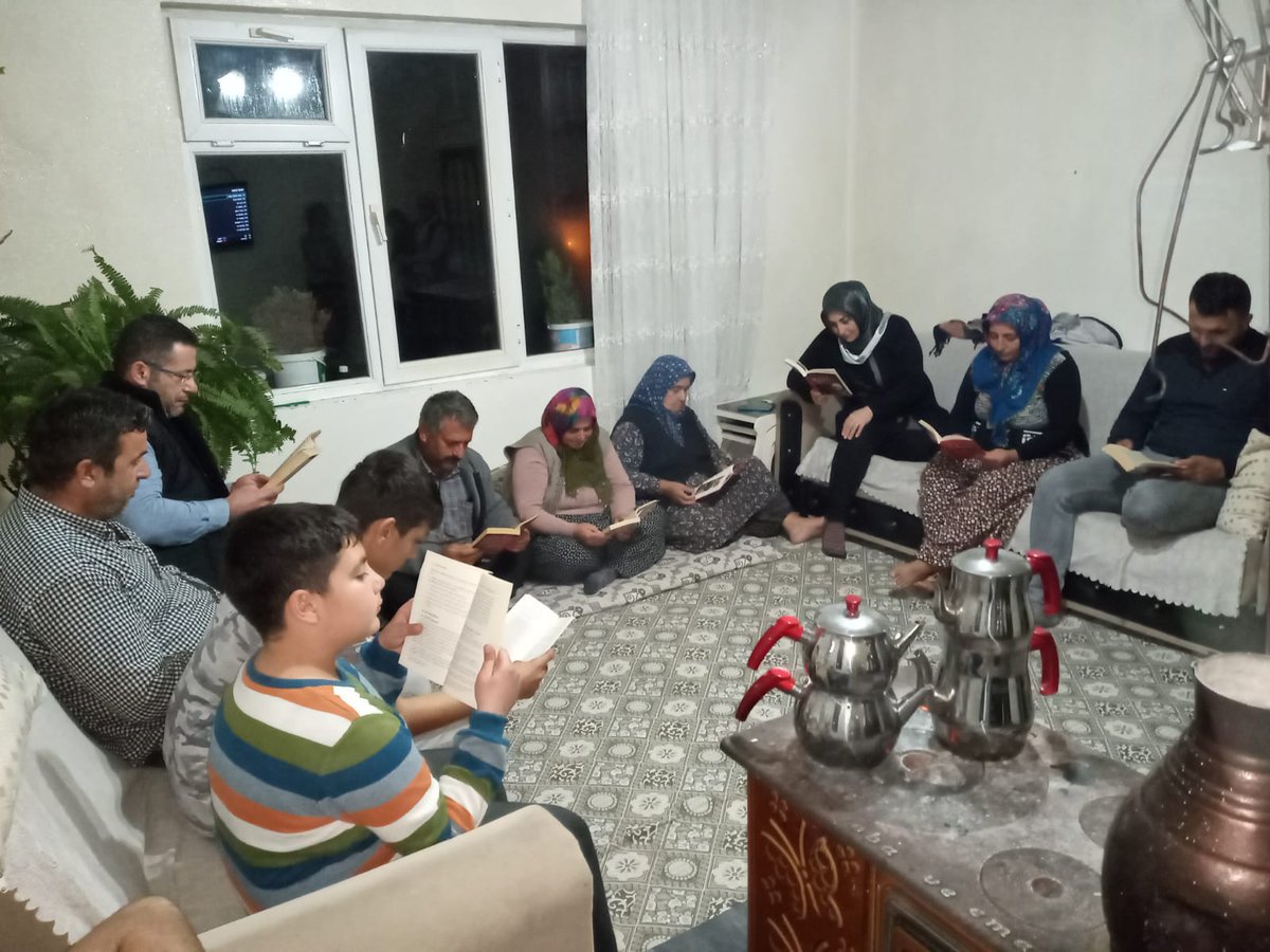 OzgurSaml's tweet photo. 21 Aralık en uzun geceyi okuyarak aydınlatıyoruz #benokuyorumgaziantepokuyor #Karacaburcilkortaokulu 
@gul_davut @yagcimehmet27 @ziyaselcuk https://t.co/8q3z74V1C6