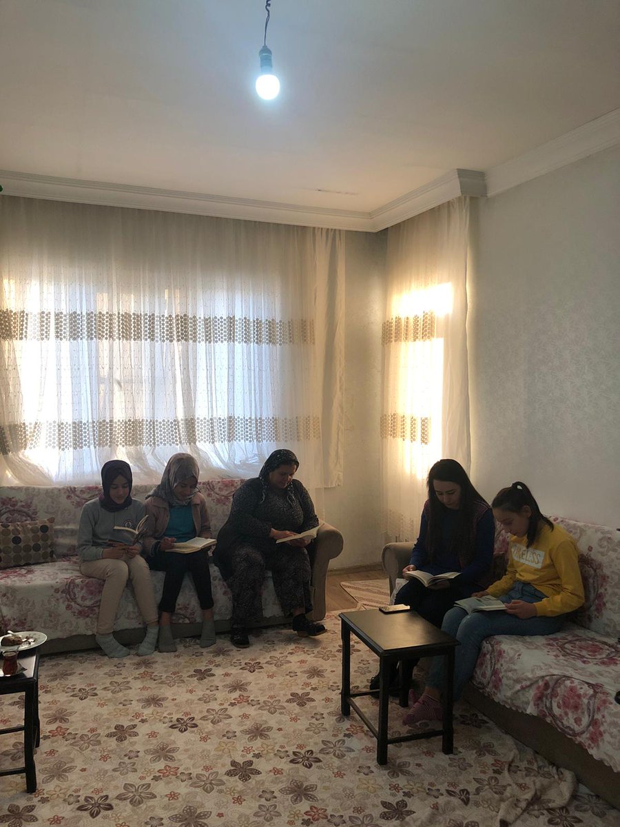 OzgurSaml's tweet photo. 21 Aralık en uzun geceyi okuyarak aydınlatıyoruz #benokuyorumgaziantepokuyor #Karacaburcilkortaokulu 
@gul_davut @yagcimehmet27 @ziyaselcuk https://t.co/Kn0uTQGiqI