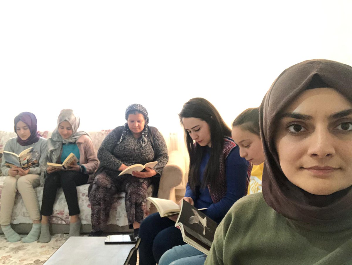 OzgurSaml's tweet photo. 21 Aralık en uzun geceyi okuyarak aydınlatıyoruz #benokuyorumgaziantepokuyor #Karacaburcilkortaokulu 
@gul_davut @yagcimehmet27 @ziyaselcuk https://t.co/Kn0uTQGiqI