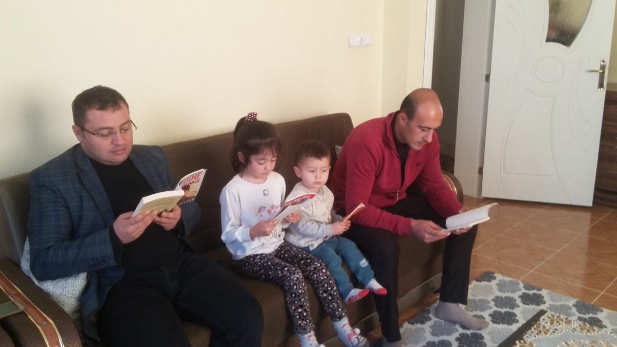OzgurSaml's tweet photo. 21 Aralık en uzun geceyi okuyarak aydınlatıyoruz #benokuyorumgaziantepokuyor #Karacaburcilkortaokulu 
@gul_davut @yagcimehmet27 @ziyaselcuk https://t.co/coUn46YbXD