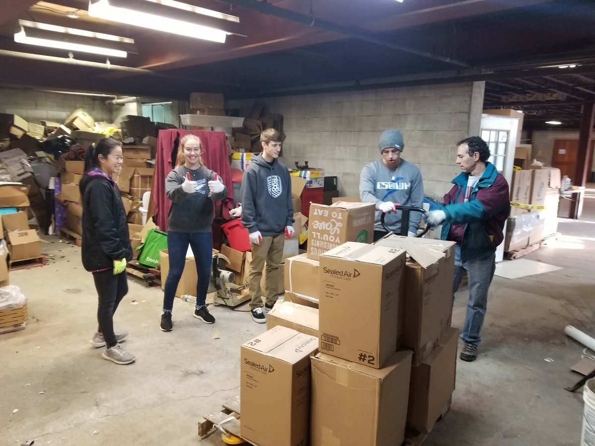 CS@WH students helping prepare for a new non-profit Makerspace in Washington.  This could be big for our community.  More info in 2020.

Thanks for volunteering and making it fun.