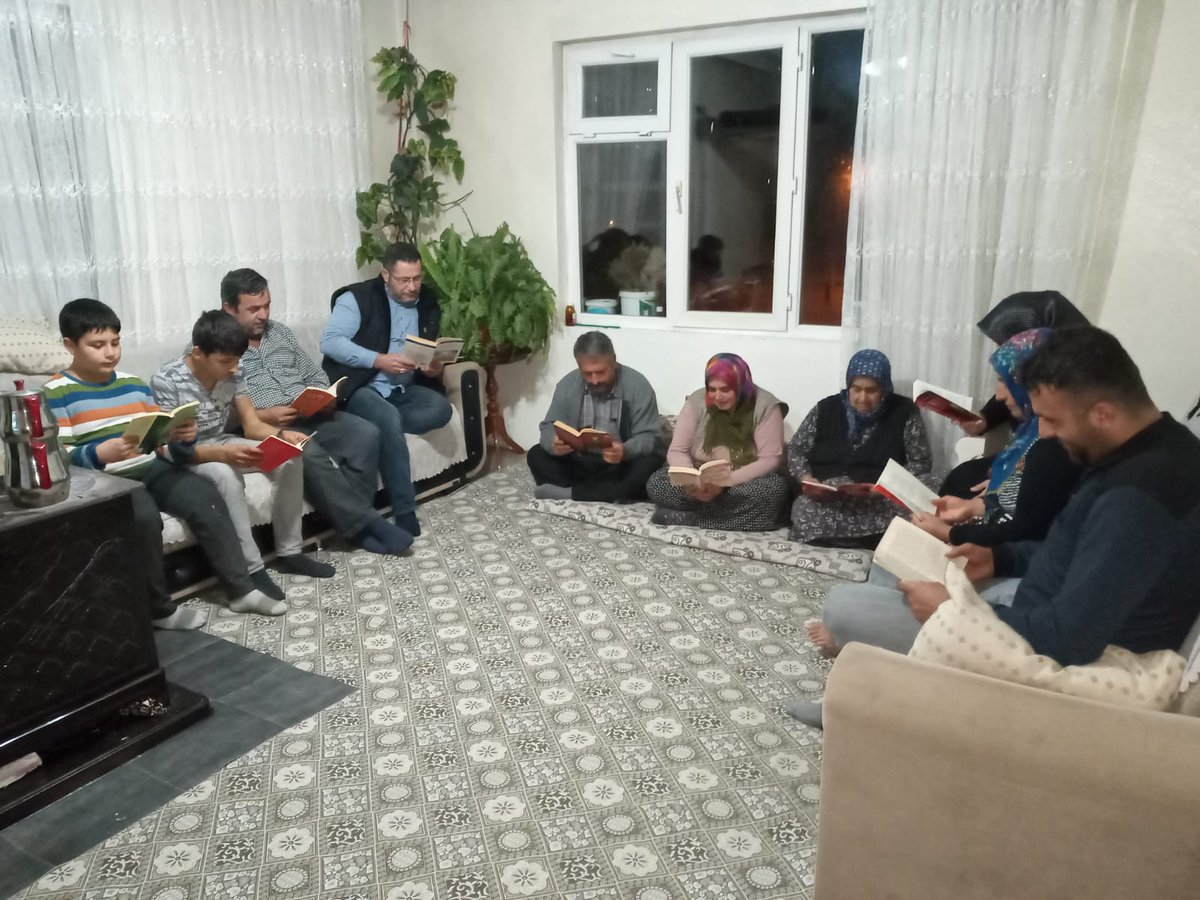 OzgurSaml's tweet photo. 21 Aralık en uzun geceyi okuyarak aydınlatıyoruz #benokuyorumgaziantepokuyor #Karacaburcilkortaokulu 
@gul_davut @yagcimehmet27 @ziyaselcuk https://t.co/8q3z74V1C6