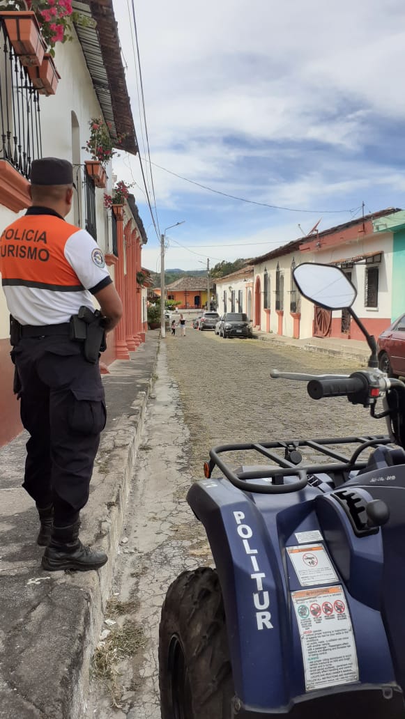 POLITUR_SV's tweet photo. Nuestros Policías de Turismo de Suchitoto, mantienen patrullajes preventivos en esa localidad, para garantizar la seguridad de los visitantes.
#Plan control territorial. https://t.co/YcxTlrs5jT