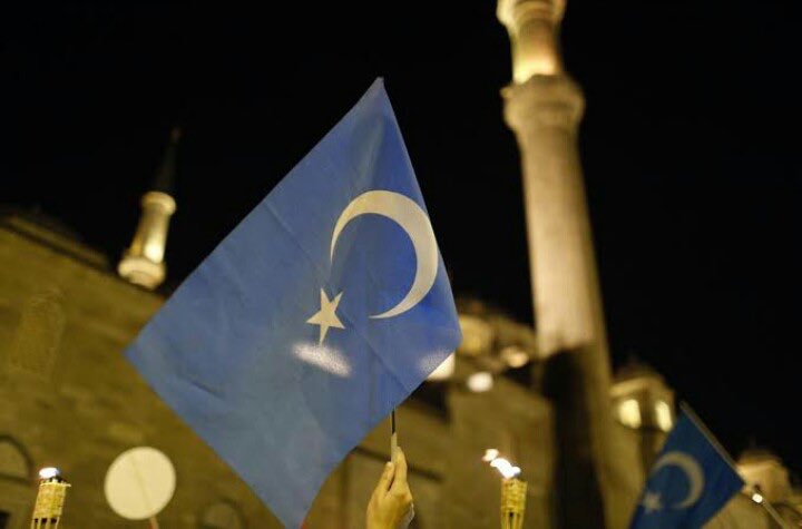 ihsanhocaresmi's tweet photo. Doğu Türkistan'ı zindana çeviren,
Erkekleri katleden,
İslam kadınlarının yanına Çinli adamları koyan,
Direnen kadınları hapse atan,
İslamın kızlarını zorla kafirlerle evlendiren,
Müslümanların Çocuklarını evlerinden alıp kamplarda dinsiz Maoya göre yetiştiren #China_is_terrorist https://t.co/H6jSLS5kXi