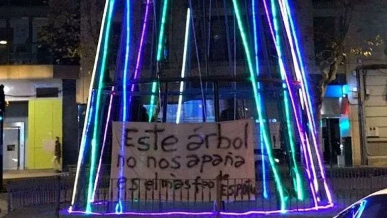 laeliado's tweet photo. choose your fighter árbol de navidad de albacete version https://t.co/AN8ncFaQz4