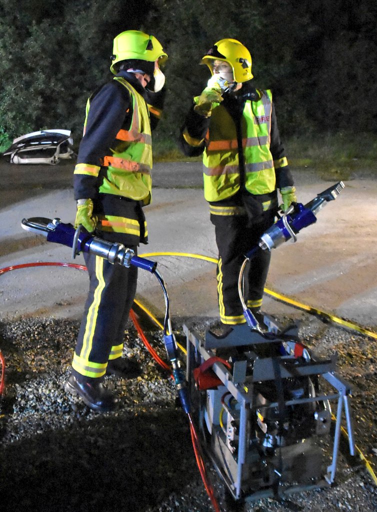 Firesnapper999's tweet photo. #SomewhereTonight Our #BlueLightFamily will deal with the horror &amp; carnage caused by a selfish #DrunkDriver / #DruggedDriver who made the decision drive a vehicle, putting our commUNITY at risk. #DontDrinkAndDrive #Fatal4 #Farnborogh #Aldershot #Hampshire *Cas photo trng ex https://t.co/8gCCCVie2N