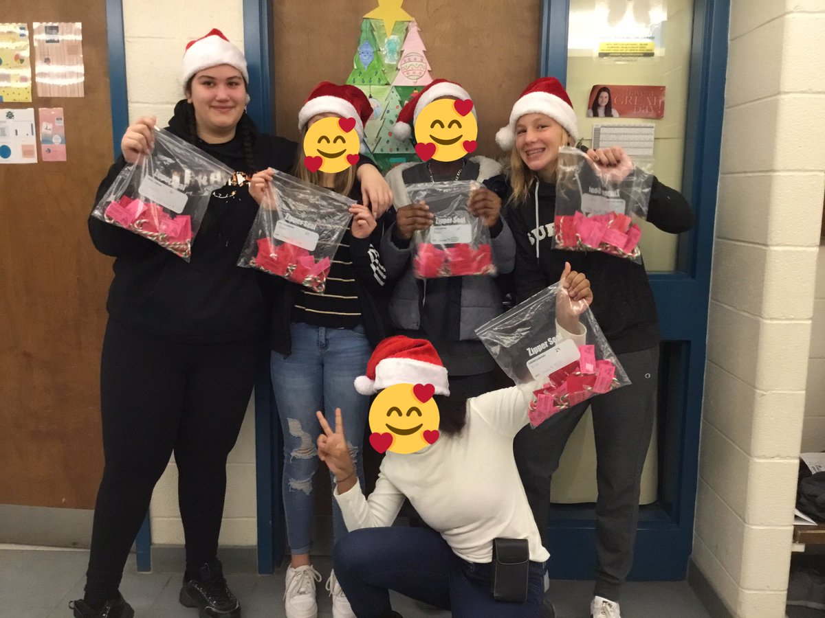 MissCBeattie's tweet photo. Every student K - 6 @WilfridJuryPS got a Candy Cane and positive message from our Intermediate Division yesterday. 6 awesome Gr 8 Leaders were behind this idea! 💕#78leadership #wolfpack  #proudteachers #spreadkindness https://t.co/qYve5LEhoQ