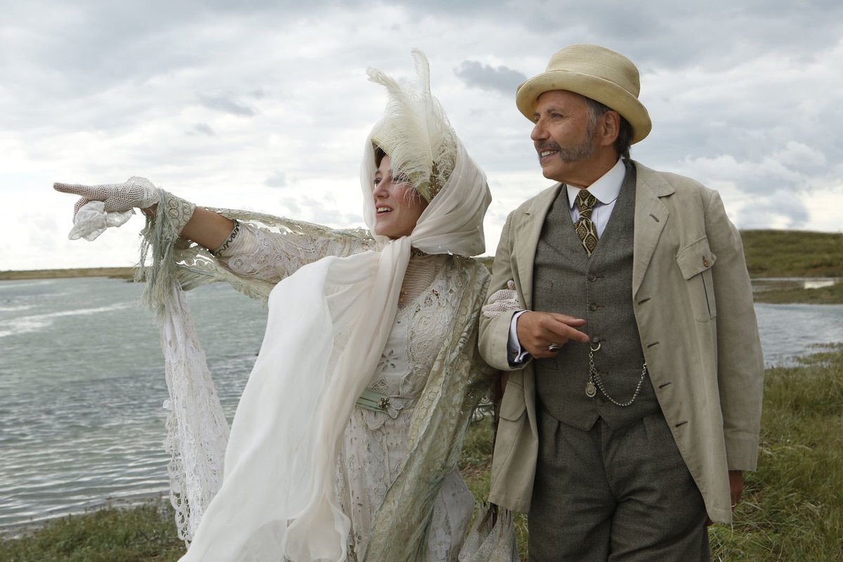 takeshi2922's tweet photo. Brûlot social cruel, polar fou, comédie jubilatoire, #MaLoute du grand Bruno Dumont est un film inclassable et tellement immense. Des rires et des larmes (La scène de Billie entrant dans l’eau à jamais gravée dans ma mémoire)... @tbarnaud #SondageComedie2010s 🎬😍 https://t.co/6RnmOslMx0