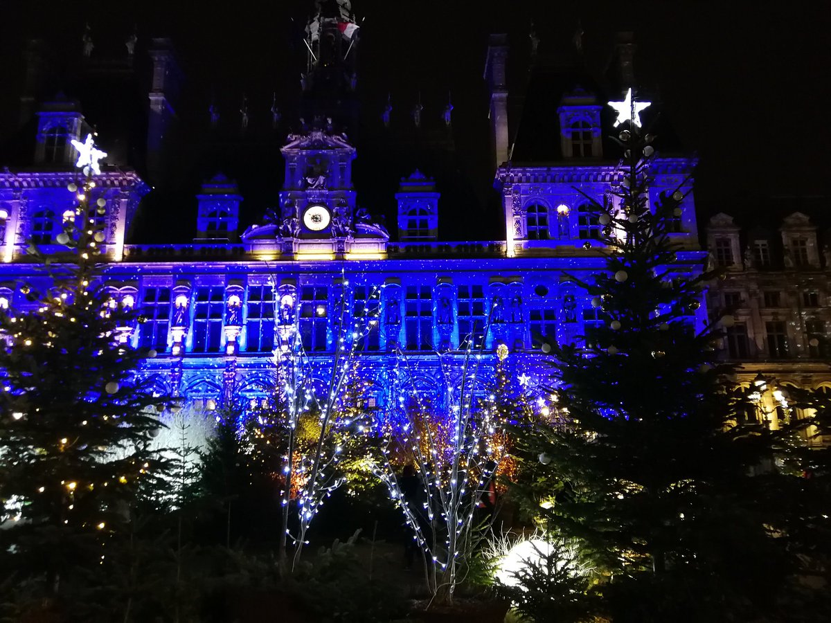 marcfourny's tweet photo. Paris et la féérie de Noël, place de l'Hôtel de ville... https://t.co/kI1J1mOmGp