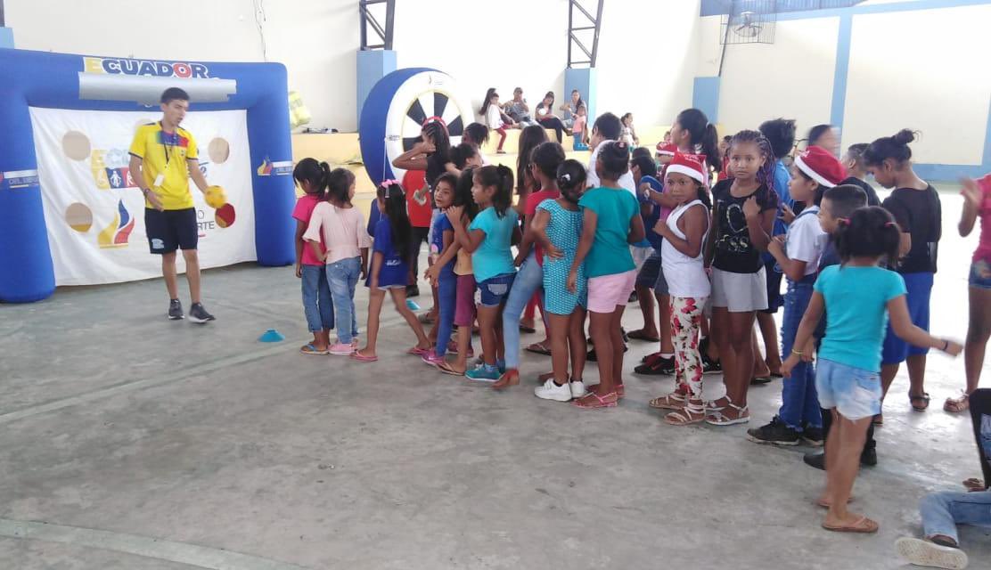 DeporteEc's tweet photo. Instructores de la Coordinación @Deporte_CZ2, animan con juegos recreativos, a niños que participan en el agasajo navideño de la parroquia Nuevo Paraíso en Orellana. #ElDeporteNosUne https://t.co/VsR5RQXNkR