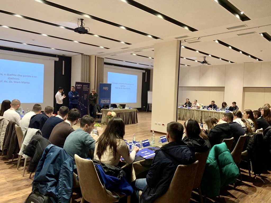BelindKellici's tweet photo. Ne kuader te zhvillimeve te fundit,Prof.Mark Marku ndau eksperiencen e tij me 45 te rinj,gjimnaziste e studente te FRPD,me synimin e perbashket,per te rritur dhe formuar nje brez te ndergjegjshem sa i takon parimeve themeleore te demokracise!
#FRPD #GRUD #GjimnazistetFRPD 🔛🔝 https://t.co/hONeFAoQVU