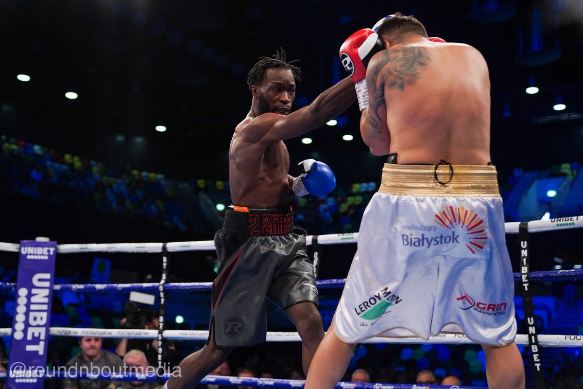 FrankWarren's tweet image. Denzel Bentley’s rise continues!
“2 Sharp” batters Adam Grabiec to submission after 1 minute 35 seconds of round 2. He adds a 10th KO to a 12 fight record - this boy can bang! 💯 #TheFightBeforeChristmas