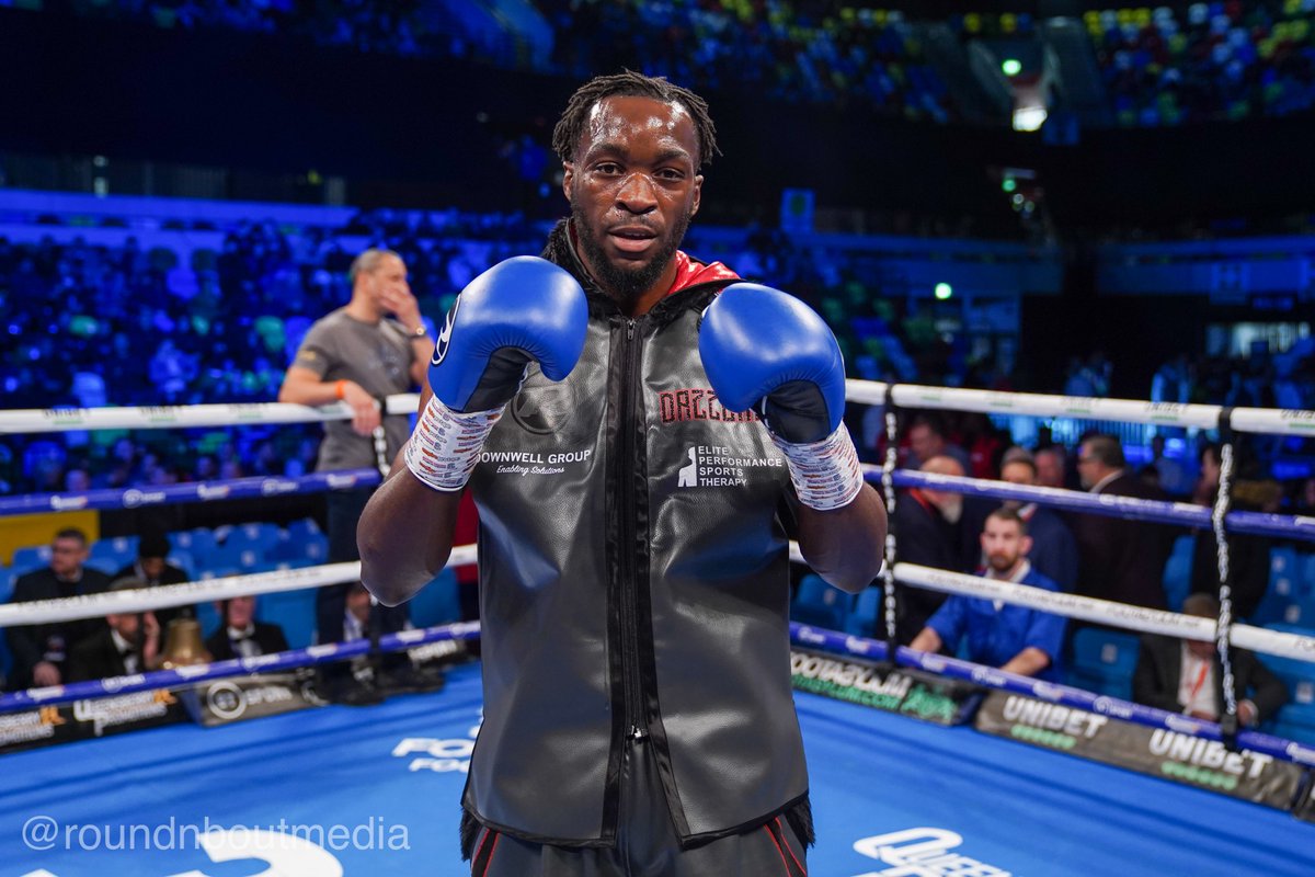 FrankWarren's tweet image. Denzel Bentley’s rise continues!
“2 Sharp” batters Adam Grabiec to submission after 1 minute 35 seconds of round 2. He adds a 10th KO to a 12 fight record - this boy can bang! 💯 #TheFightBeforeChristmas