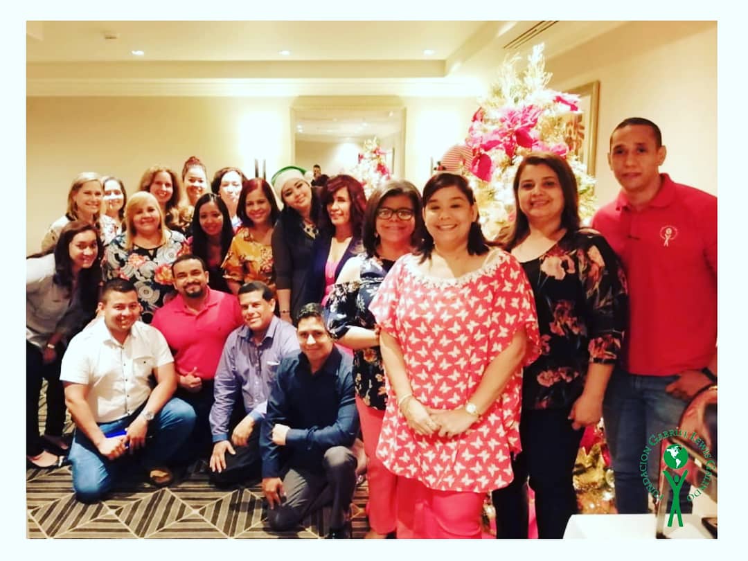 FGLG1997's tweet image. Ameno y divertido almuerzo de navidad y regalo de intercambio disfrutamos con nuestros Access Teachers de #accessprogram y Coaches del Programa de #EducaciónDigital. A todos muchas felicidades en éstas fiestas y gracias por el apoyo en este año 2019 para el éxito de los programas