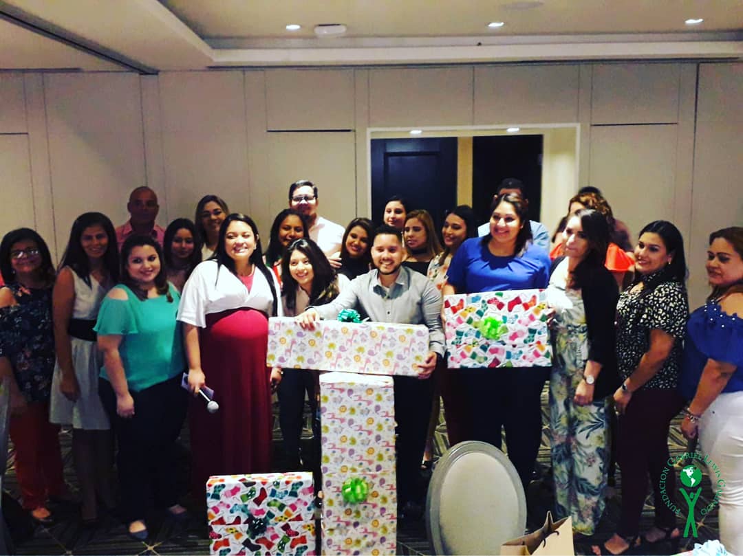 FGLG1997's tweet image. Ameno y divertido almuerzo de navidad y regalo de intercambio disfrutamos con nuestros Access Teachers de #accessprogram y Coaches del Programa de #EducaciónDigital. A todos muchas felicidades en éstas fiestas y gracias por el apoyo en este año 2019 para el éxito de los programas