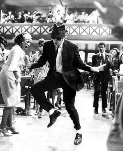 ELLAMERICANO's tweet photo. Hoy es el mejor día de la semana  para salir a bailar, pero antes... ponte las pilas en #ElAmericano!
#SaturdayNight #BluesBrothers https://t.co/NYX8xAZ37G