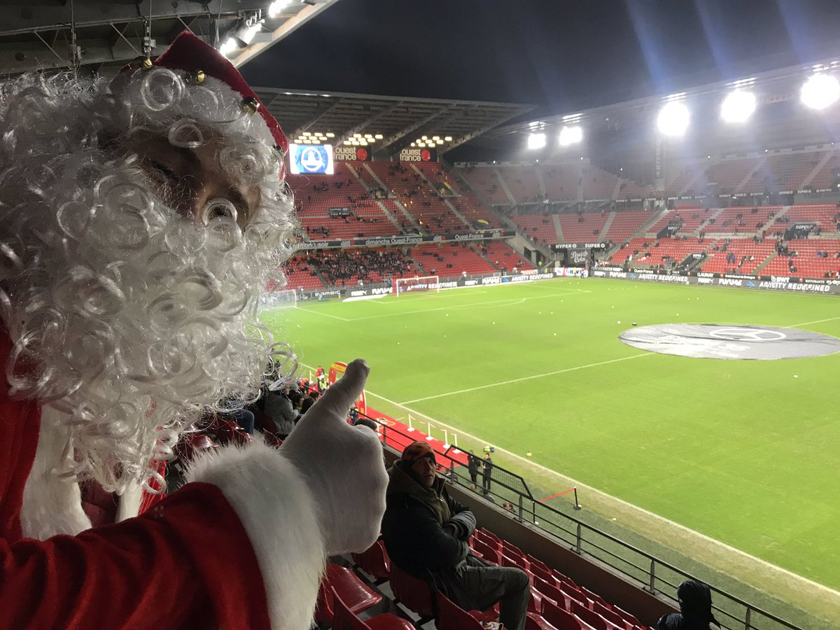 bidrac15's tweet photo. Christophe Revel, gardien professionnel et entraîneur des gardiens du SRFC, n’avait jamais été autant reconnu au Roazhon Park 😂 “Bonjour Père Noël !”
Il est là avec les apprentis gardiens de but de sa “Roazhon Goal Academy” du parrain Benoît Costil https://t.co/9P9WrwWdyW