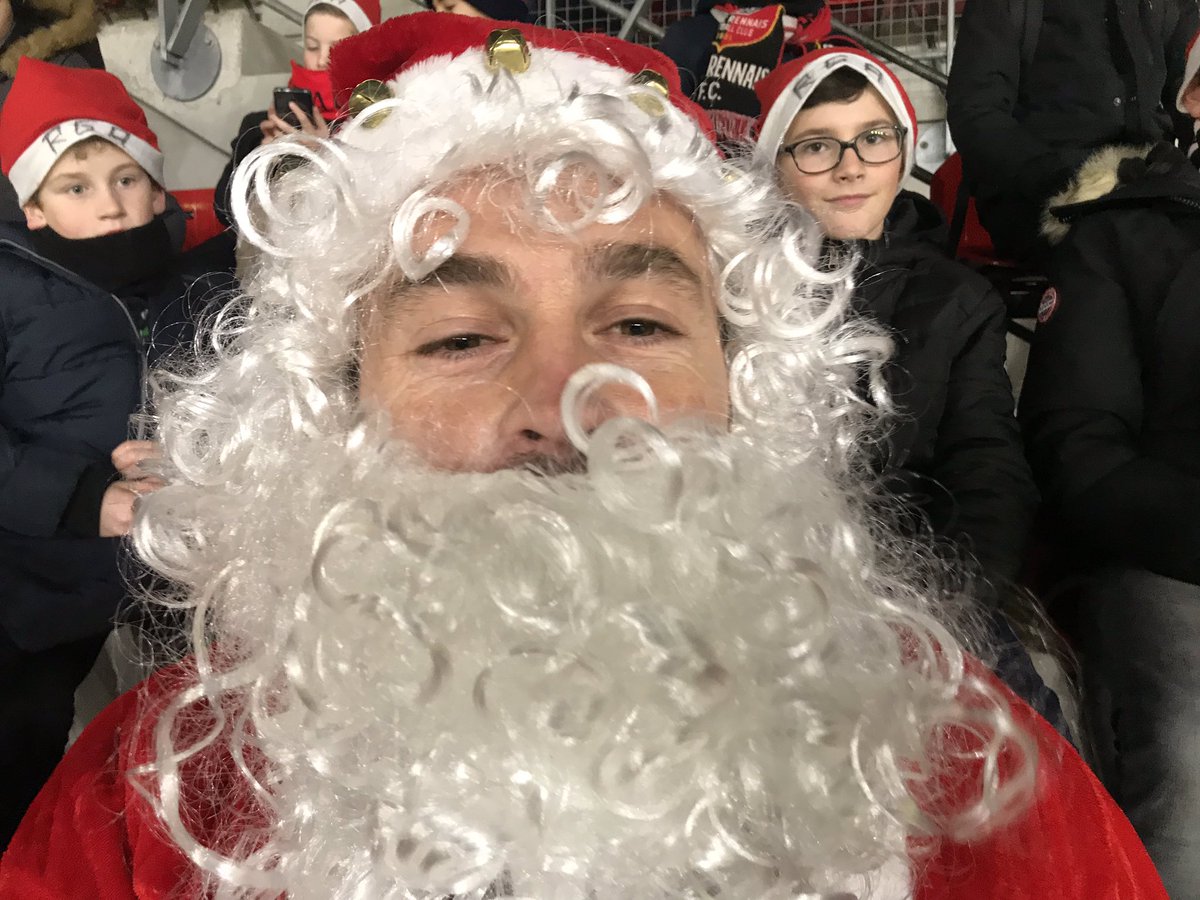 bidrac15's tweet photo. Christophe Revel, gardien professionnel et entraîneur des gardiens du SRFC, n’avait jamais été autant reconnu au Roazhon Park 😂 “Bonjour Père Noël !”
Il est là avec les apprentis gardiens de but de sa “Roazhon Goal Academy” du parrain Benoît Costil https://t.co/9P9WrwWdyW