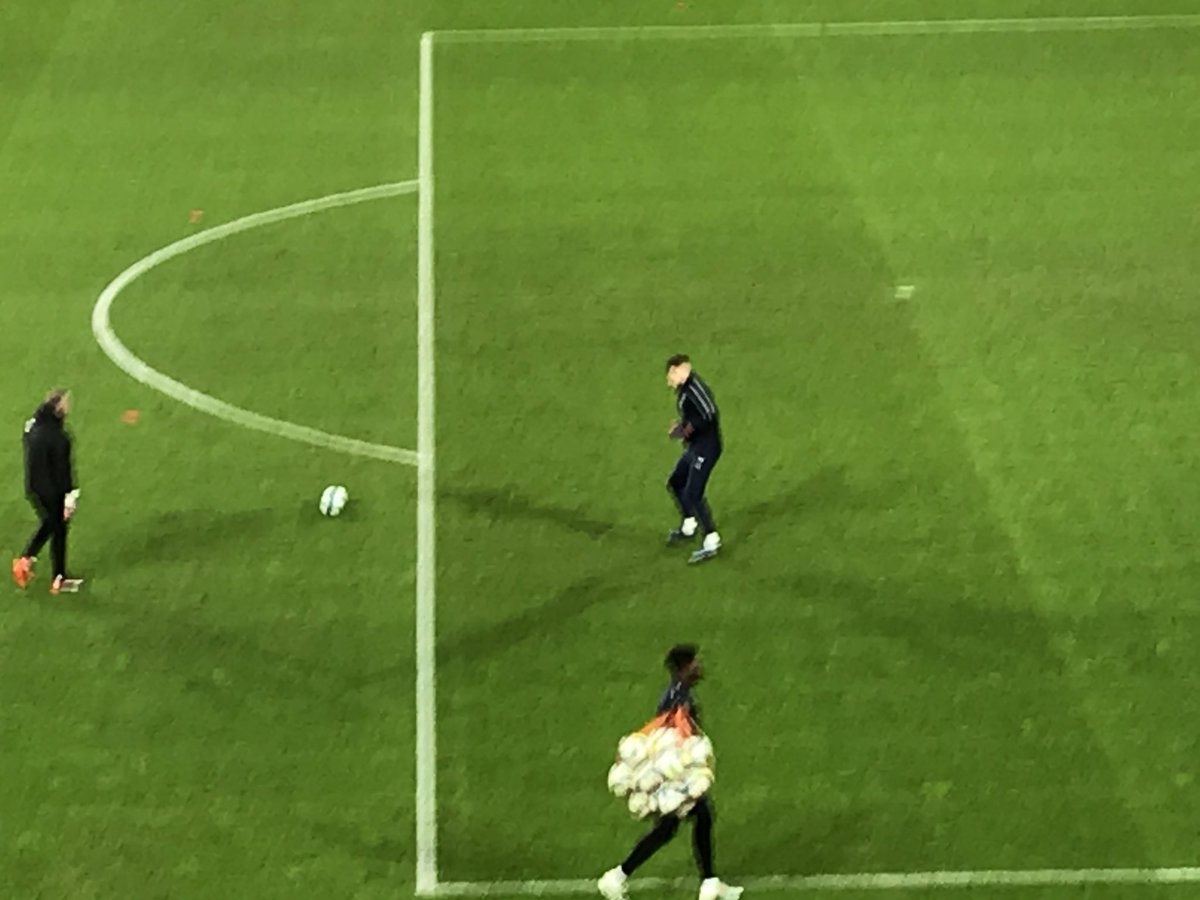 Le Père Noël Christophe Revel avec ses lutins de la Roazhon Goal Academy et Le parrain Benoit Costil sur le terrain. <a href="/TVR35/">TVR La chaîne</a> @jesuisgoal