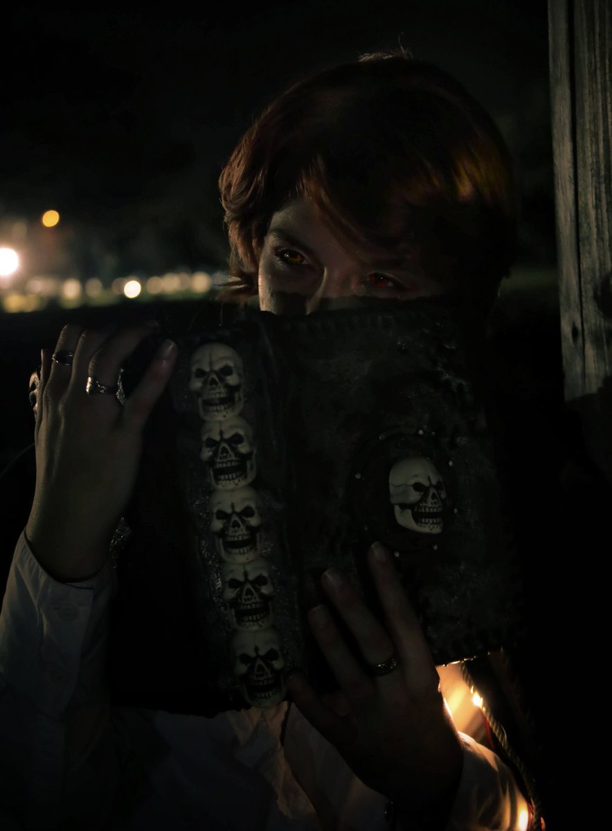 KlarCosplay's tweet photo. "You my never leave Waterdeep again, my dear"

Im not sorry for my oc spam he makes me Feel good. 
#OC #DnD #warlock #cosplay #holmat2019 
@Pineapple_Props (made my books♥) https://t.co/R2JZLwuyiy