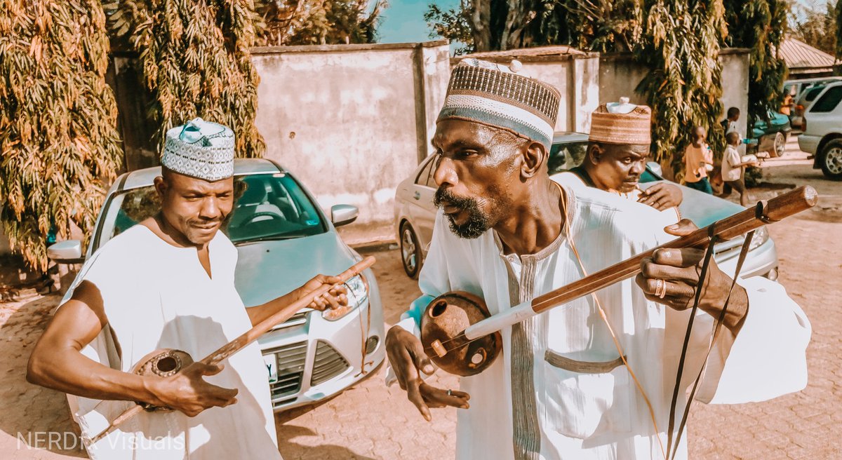 NerdfxV's tweet photo. Mawakin Nishadi "entertainment singers" is usually a local band of at least two persons. They create music on the spot using any word you give to them; Such musical dexterity. They accept any amount of money you decide to give them for their session with you.
NASARAWA, NIGERIA https://t.co/viI2IHMMhU