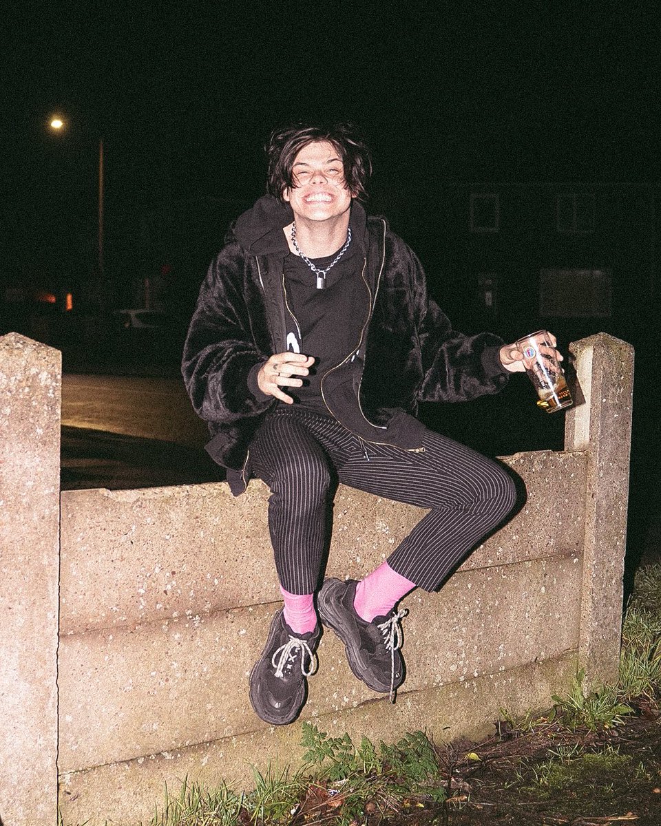 yungblud's tweet photo. back up norrrrth 🖤🖤🖤 https://t.co/AvFSL9nkr0