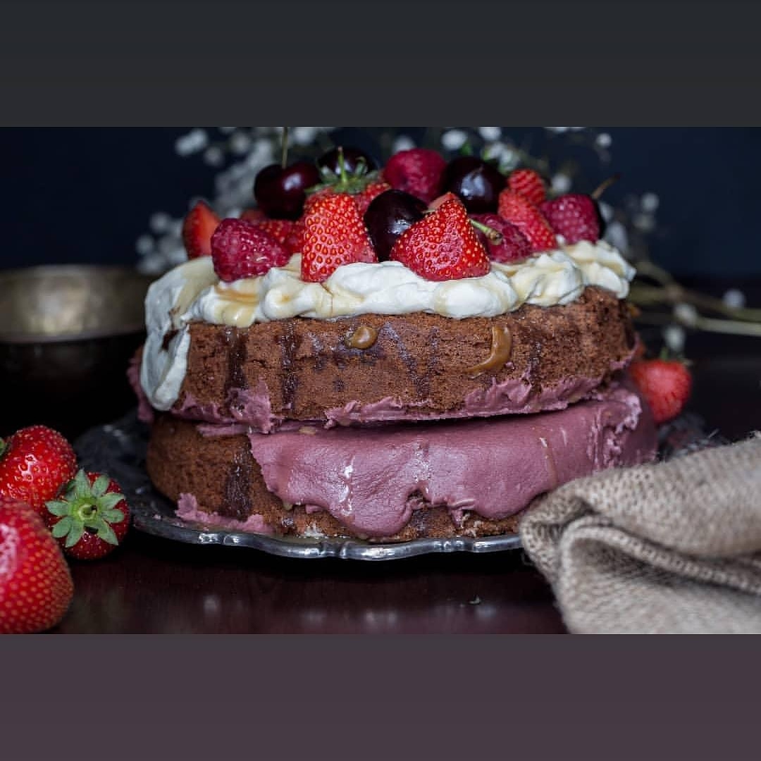 MayMaysCakery's tweet photo. On the 9th day of Christmas May May's Cakery gave to me.....the most gorgeous cake I ever have seen.

Last night of #Deliveroo tonight. So if you want dessert order now.

Only 3 more days to order your cakes and desserts for Christmas. https://t.co/fAsLLwZizl