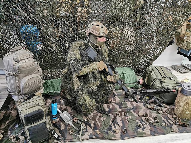 ProLille's tweet image. Périmètre sécurisé, il y en a un qui peut dormir tranquille !
Merci à @huglucas2307 pour cet instant photographie 😎😉 Vous pouvez retrouvez en magasin au 180 rue Colbert à Lille certains produits présents sur la photo comme la tenue de camouflage et  le casque pour le airsoft…