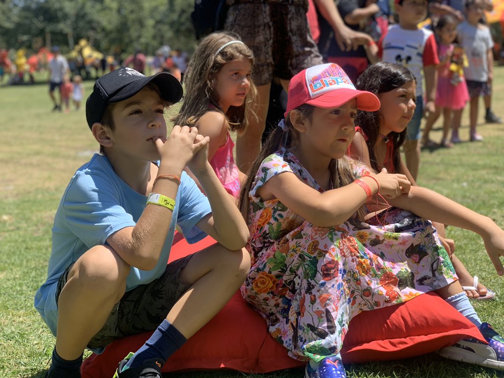 edu_astudillo's tweet photo. Espectacular #nabilzpap @bilzypap gracias por tan lindo evento !! Los niños concentrados viendo la obra de teatro !! https://t.co/CuVM9NGPom